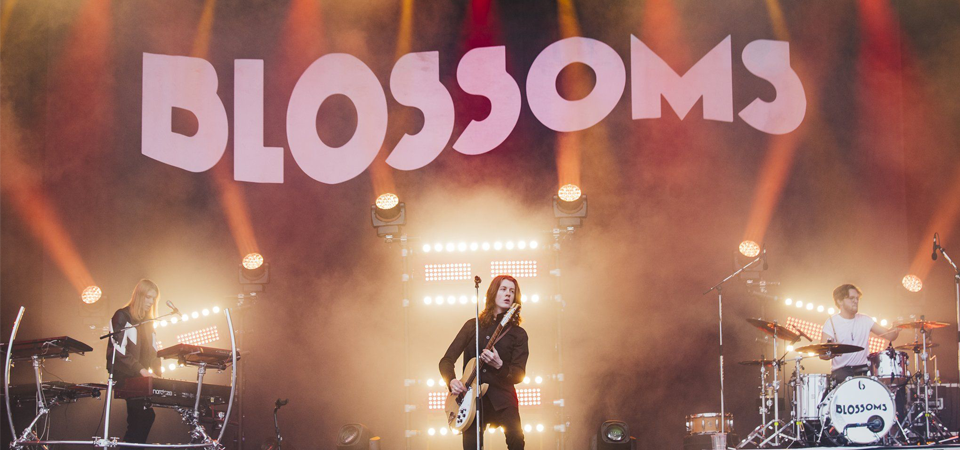 Blossoms faz show-teste da Covid em Liverpool, para 6 mil pessoas. Ingleses experimentaram aglomeração “controlada” em balada e torneio de bilhar