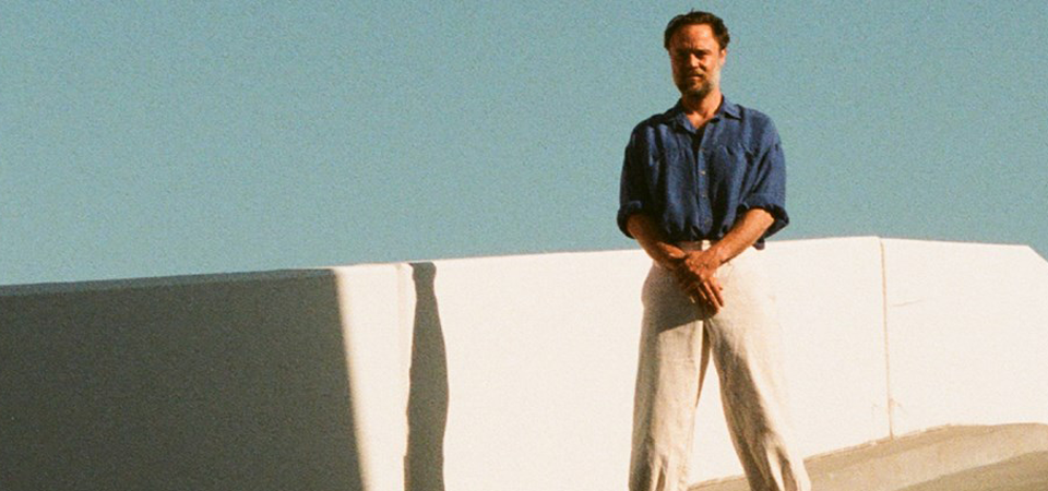 CENA – Rodrigo Amarante volta “dramático” com seu indie-MPB hippie. Ouça e veja o single “Maré”