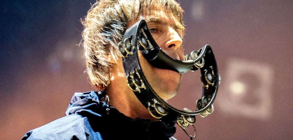 Voando ao vivo, Liam Gallagher dá spoiler do que Knebworth e o Brasil verão nos próximos meses