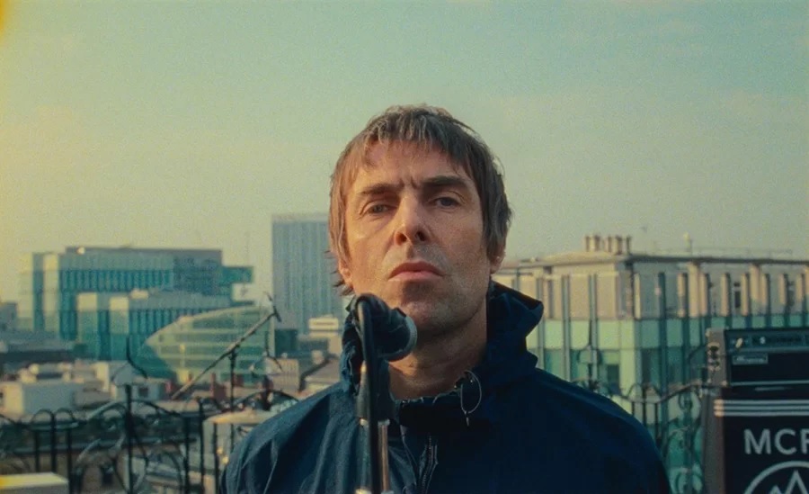 Coral de crianças, capa legal, experimentalismo, Dave Grohl, Ezra Koenig… Saiu o novo disco solo do Liam Gallagher