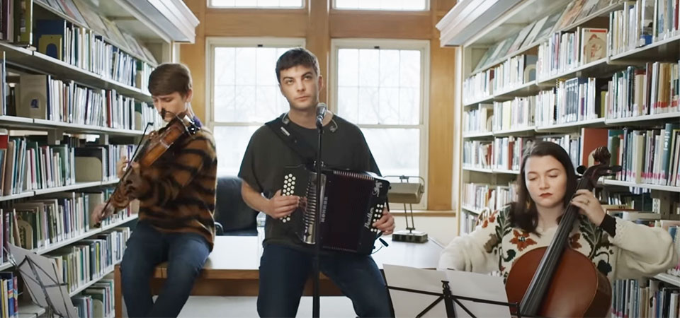 E o Fontaines D.C. chega ao “Tiny Desk”. Com sanfona, cordas, coro de vozes