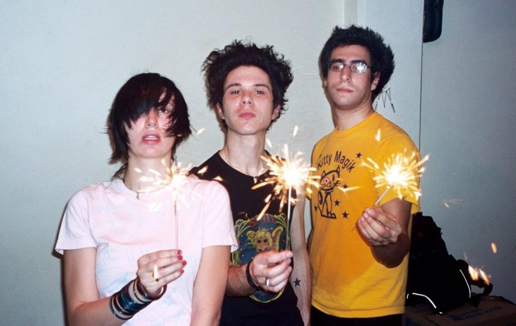 O mundo fica mais feliz com trilha sonora do Yeah Yeah Yeahs. Ouça o novo single “Burning”