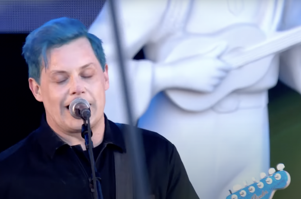 Mais Glastonbury porque a gente merece: Dry Cleaning tocando a nova e a Amyl and the Sniffers mandando o hino “Security”. Um bônus: Jack White