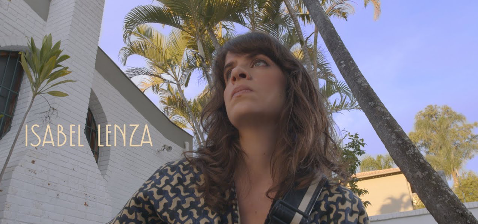 CENA – O verão imenso de Isabel Lenza. Cantora paulistana volta com ótimo single, que anuncia álbum novo