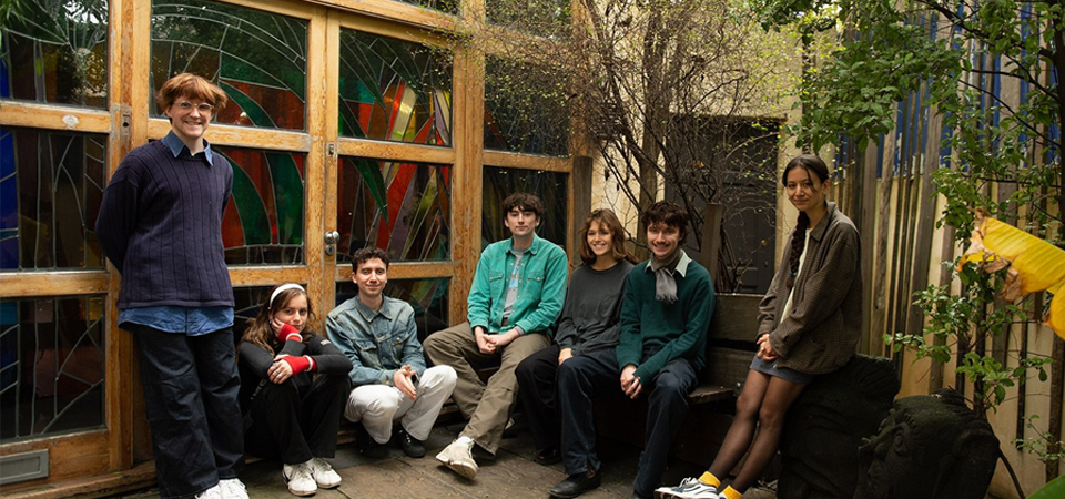 Banda inglesa Black Country, New Road solta versão mais romântica para a já “romântica” faixa “Track X”