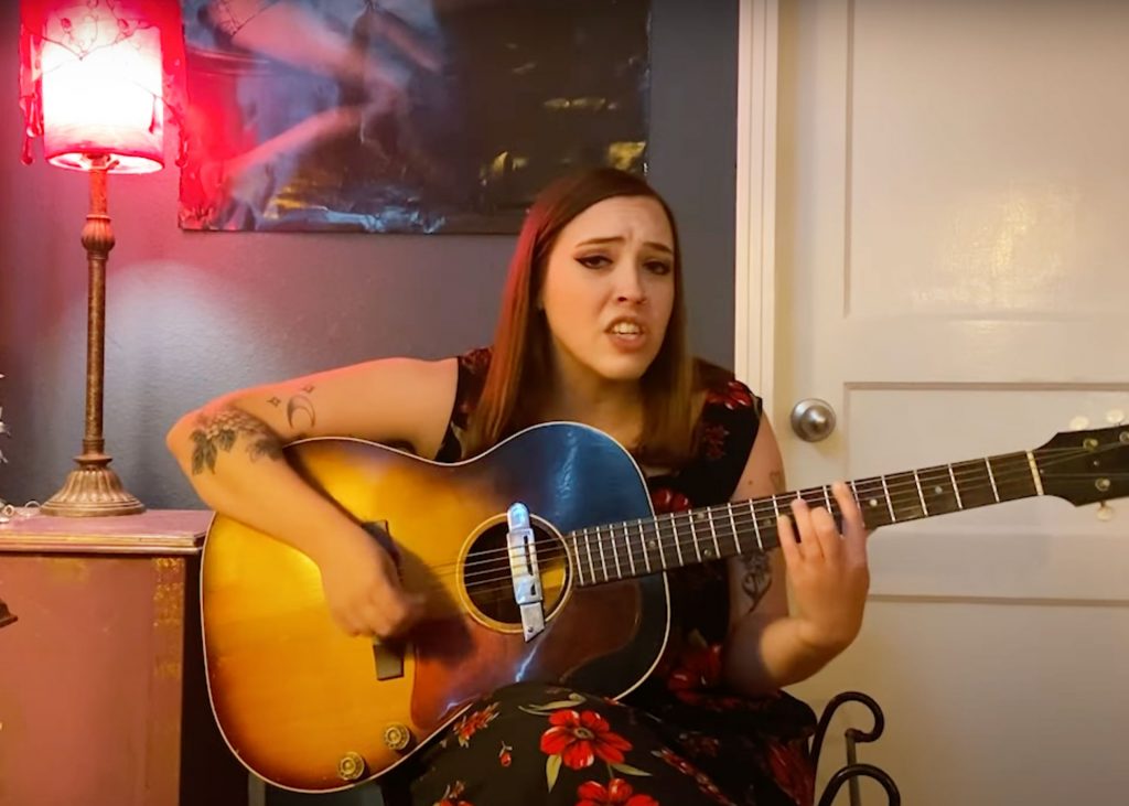Soccer Mommy em session, tocando duas do disco novo. De dentro do seu quarto, claro