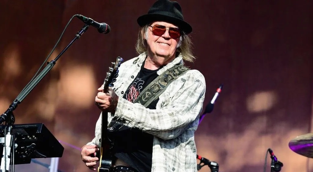 Neil Young mostra mais uma canção do novo-velho-álbum. Ouça “Timberline”