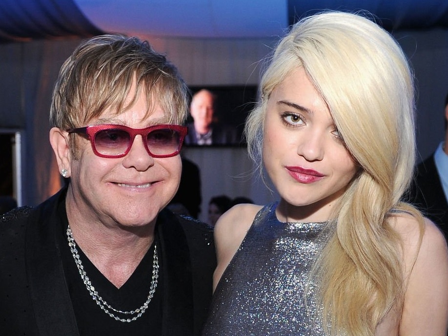 Eita! Sky Ferreira revela que seu empresário no início de carreira era o… Sir Elton John