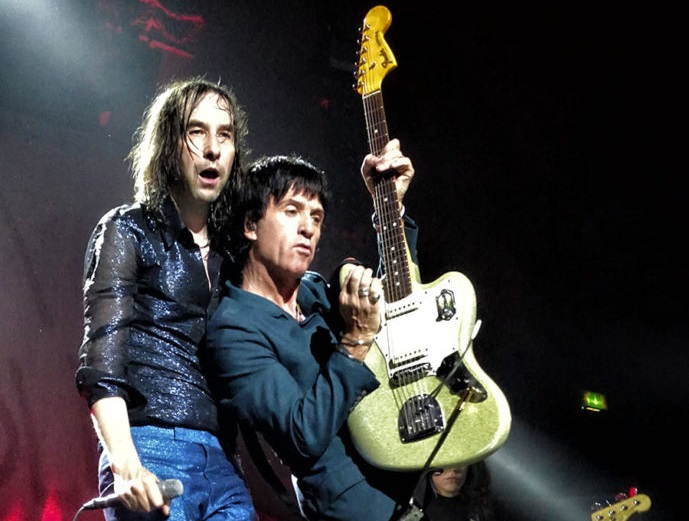 Admirável indie velho: Johnny Marr se reecontra com Bobby Gillespie e toca três músicas com o Primal Scream