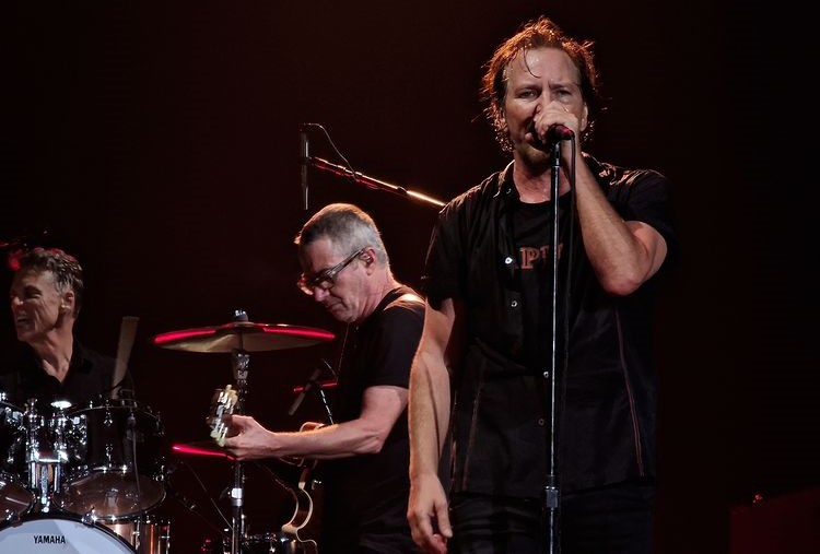 Eddie Vedder recupera a voz e Pearl Jam faz show recheado de raridades em despedida da turnê na Europa