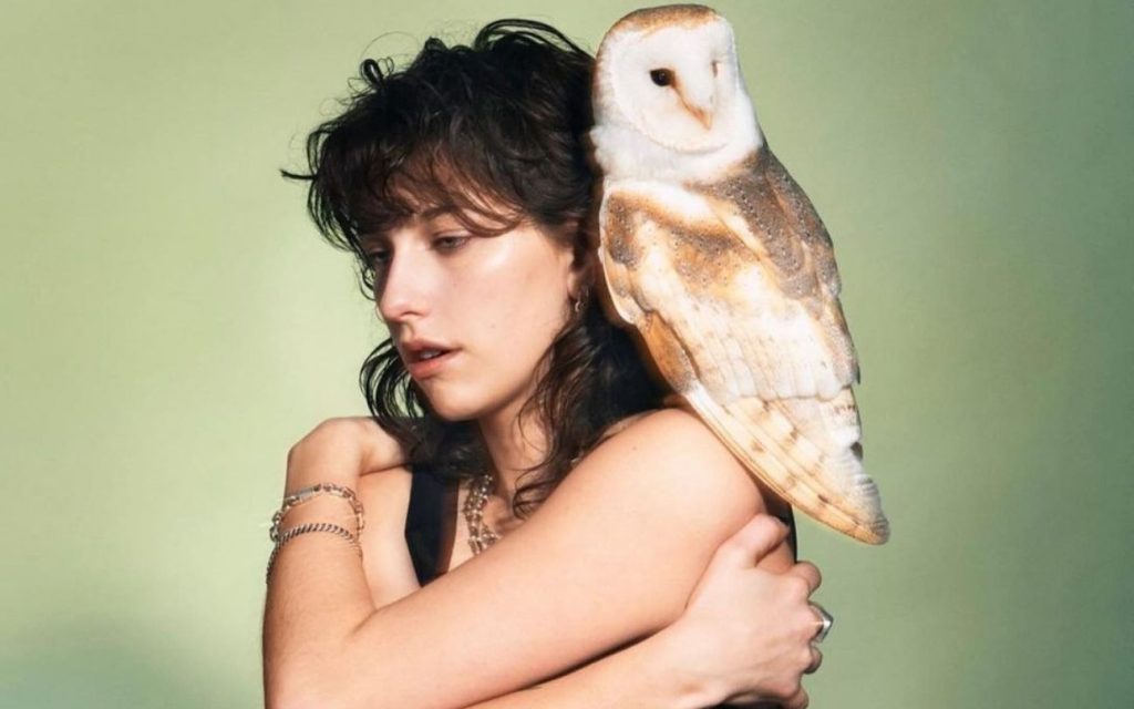 O dia é dela também: King Princess lança segundo disco da carreira e dedica novo vídeo ao baterista Taylor Hawkins