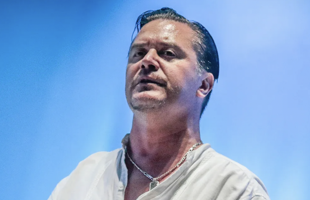 Mike Patton supera “medo de pessoas” e está pronto para voltar. Justo ele…