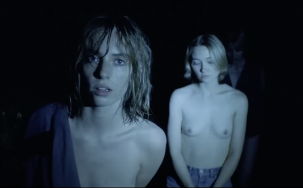NSFW. Maya Hawke, de “Stranger Things”, nua na floresta com os amigos para protestar. E para lançar música nova