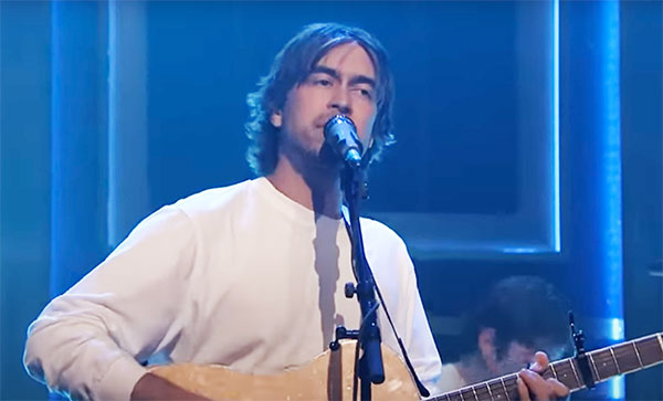 Alex G vai à TV mostrar sua correria nova: Veja “Runner”, no Jimmy Fallon