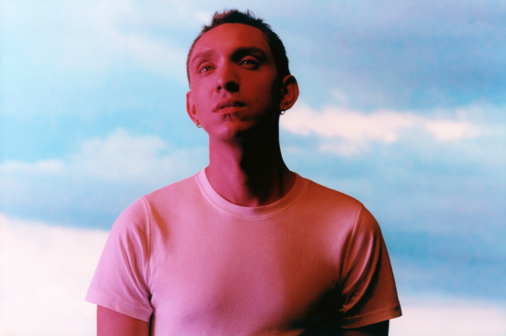 Oliver Sim se perde no tempo em single novo lindo. Ouça e veja “GMT”