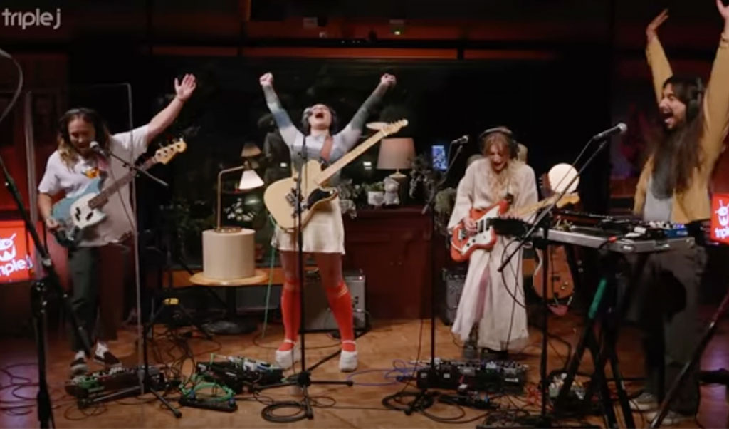 Wet Leg, na Austrália, passa para session obrigatória na rádio Triple J. Se foi boa?