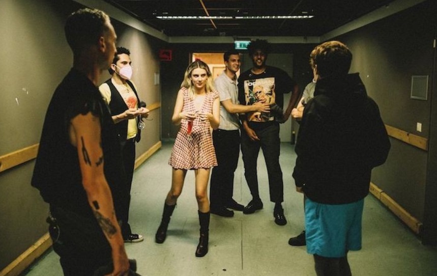 O Indie é Pop: Harry Styles presta homenagem ao Wolf Alice e canta “No Hard Feelings” com a Ellie
