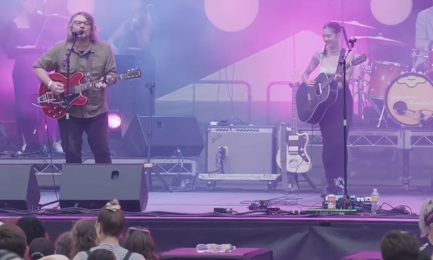 Japanese Breakfast, Jeff Tweedy, Jesus, Etc. Uma cover especial do clássico do Wilco em uma tarde bonita em Chicago