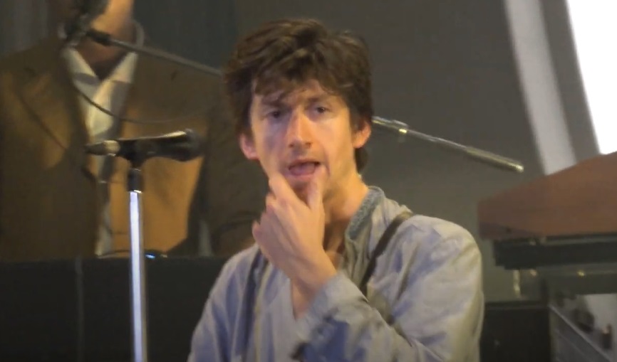 Cada vez mais lindo e sedutor, Arctic Monkeys despeja hinos indies em retomada dos shows pela Europa
