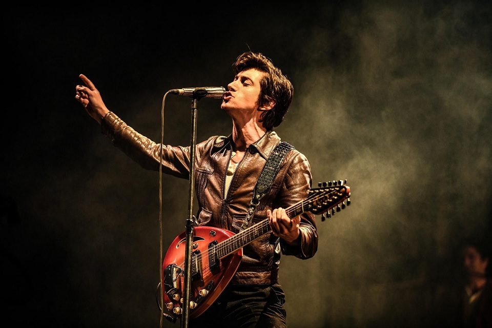 Assista logo, antes que… O show completo do Arctic Monkeys no Lowlands, na Holanda