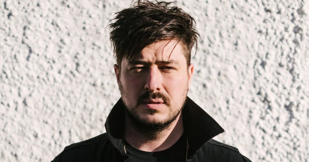 Marcus Mumford mostra mais um single solo. Ouça a nova “Better Off High”