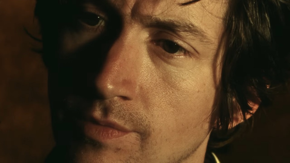 Atenção, mundo. Arctic Monkeys lança a inédita “There’d Better Be a Mirrorball”, com vídeo cool e tudo