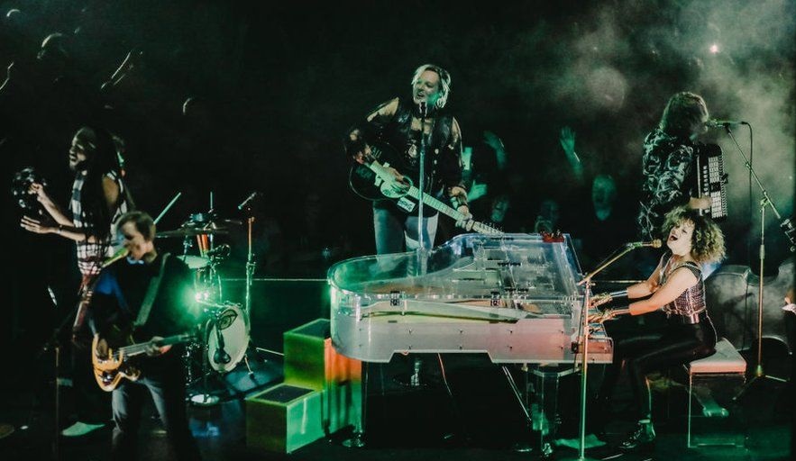 Em Dublin e em meio ao caos, Arcade Fire volta “normal” aos shows. Nos EUA e Canadá, rádios indies começam a boicotar a banda