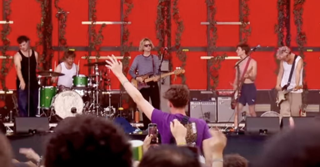 Fã do Fontaines D.C. toca com a banda no Reading Festival. Foi incrível