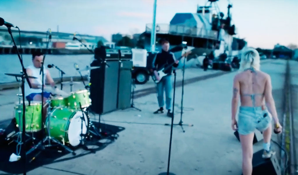 A banda mais louca tocando no lugar mais louco. Amyl and the Sniffers ao vivo num pier em Melbourne