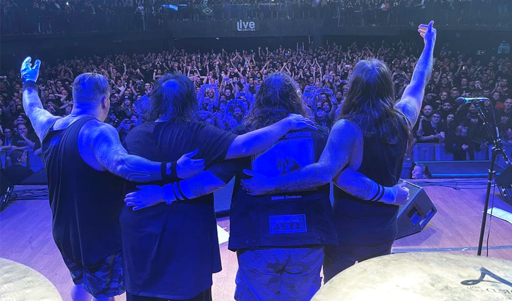 Os Cavalera encerram turnê da volta ao “Roots” domingo em SP. Vimos em Curitiba e é o seguinte…