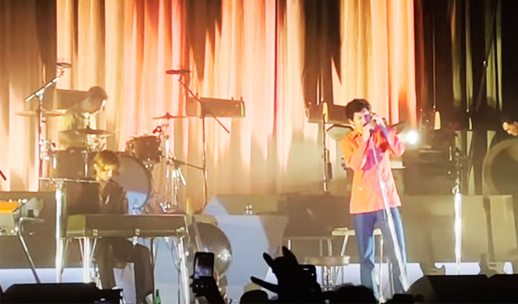 Arctic Monkeys sai da Turquia e vai para a  Bulgária. Não sem antes tocar “Nº 1 Party Anthem””