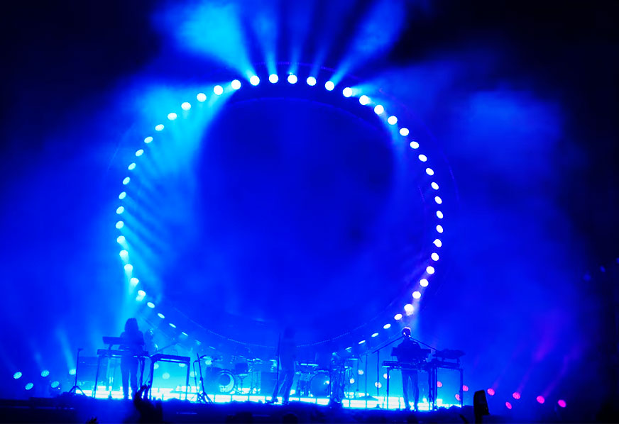 Quatro festivais gigantes na Europa tudo ao mesmo tempo. E pegamos o Arctic Monkeys tocando a nova