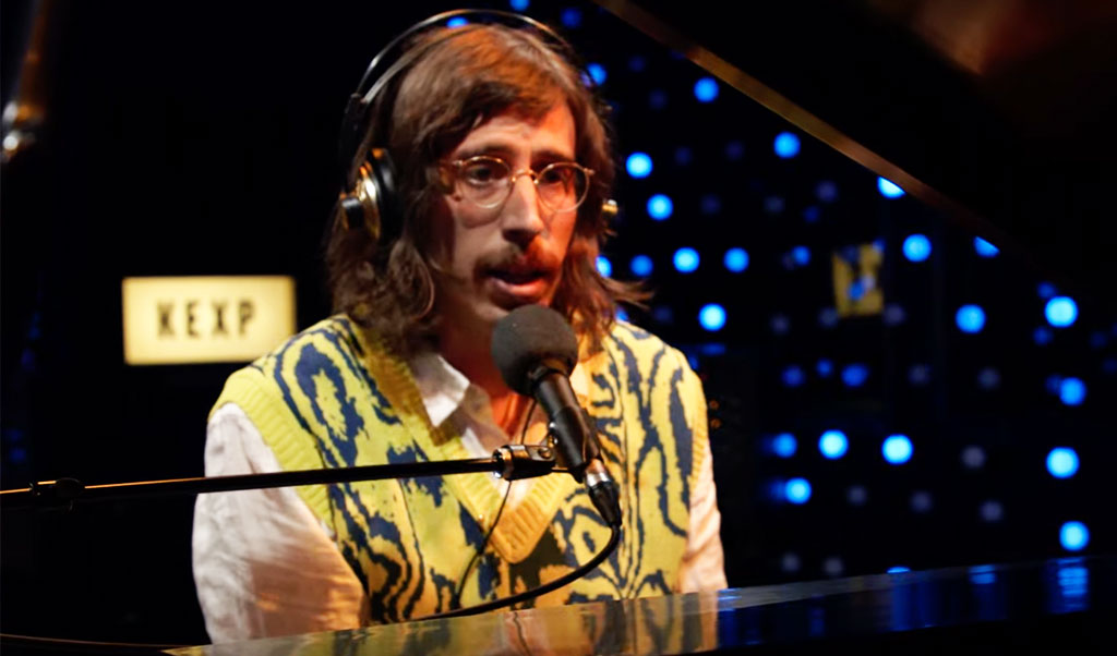 CENA – Olha ele! Tim Bernardes brilha em session na rádio americana KEXP