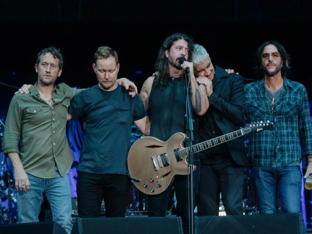 Aprendendo a viver novamente, Foo Fighters e amigos fazem bela homenagem ao baterista Taylor Hawkins