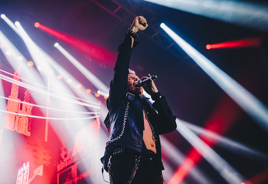 Billy Idol inaugura a fase internacional do Pacaembu, encontra o Supla e desfila hits no primeiro Popload Gig pós-pandemia. Veja fotos e vídeos