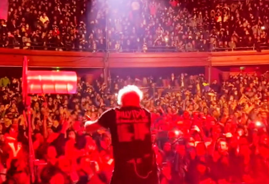 Respira, Billy. Show do ícone punk no Chile precisou parar por causa de confusão e bomba de gás. Quinta é Billy Idol em SP, no Popload Gig