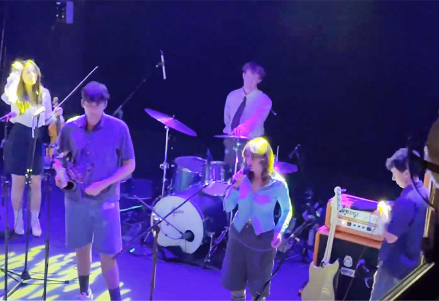 Black Country, New Road comete uma Billy Eilish em show em Nova York