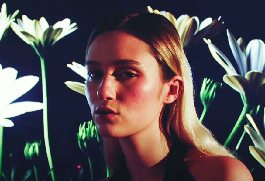 CENA – Gab Ferreira filma seu loop etéreo floral. Algo assim