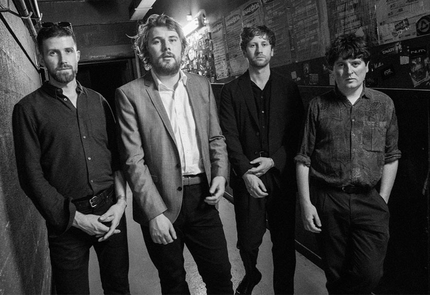 A nada normal Gilla Band, de Dublin, recria clássico dos anos 80 em espetacular novo single. Conheça “Post Ryan”
