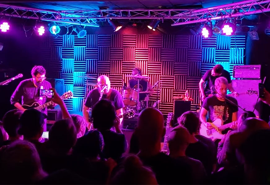 Emo-ção. Temos imagens da volta do Sunny Day Real Estate aos shows
