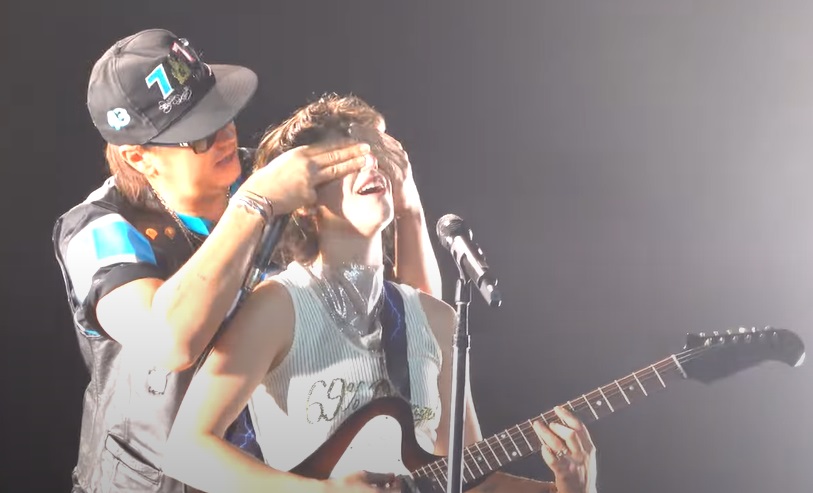 Só se vive uma vez! Uma das artistas mais legais da atualidade, King Princess canta Strokes ao lado do Julian Casablancas