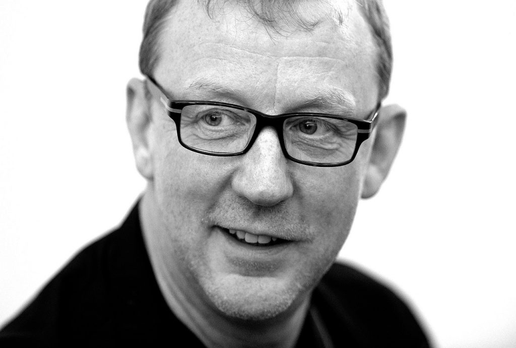 Baterista do Blur, Dave Rowntree explora uma paisagem sombria no vídeo  de “Devil’s Island”, novo single de seu disco de estreia solo