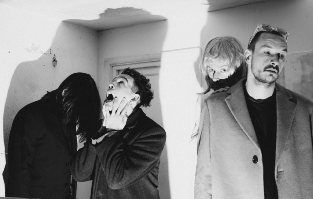 Atração do Lollapalooza Brasil, The 1975 faz session na BBC Radio 1 e toca até Take That. Novo disco sai na próxima sexta