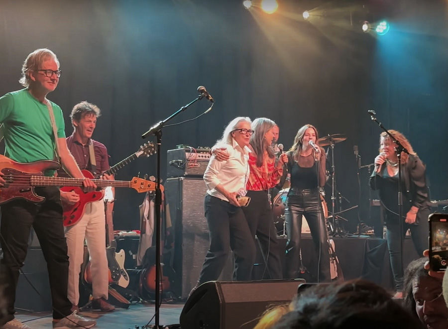 Atenção: Meryl Streep é indie! Superestrela de Hollywood esbanja simpatia, canta e dança no palco com o Broken Social Scene