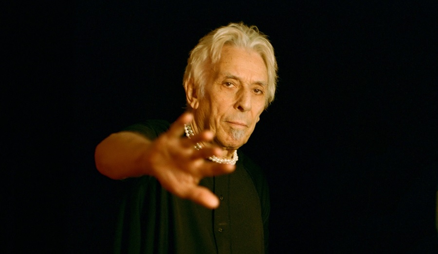 Após homenagear o amigo David Bowie, John Cale anuncia primeiro disco desde 2016