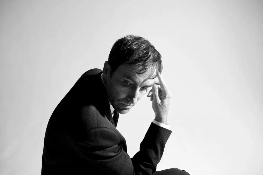 Andrew Bird transforma poema em música e ainda chama a Phoebe Bridgers para cantar junto. Ouça a tocante “I Felt a Funeral, In My Brain”