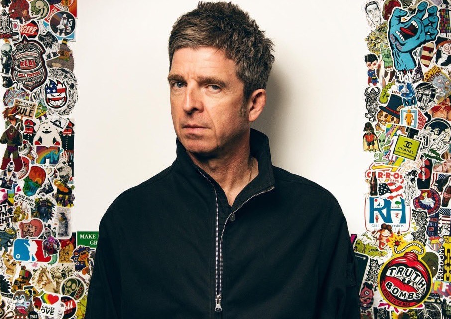 Parecendo uma mistura de The Cure com New Order, Noel Gallagher lança a  nova “Pretty Boy”, com direito ao Johnny Marr na guitarra
