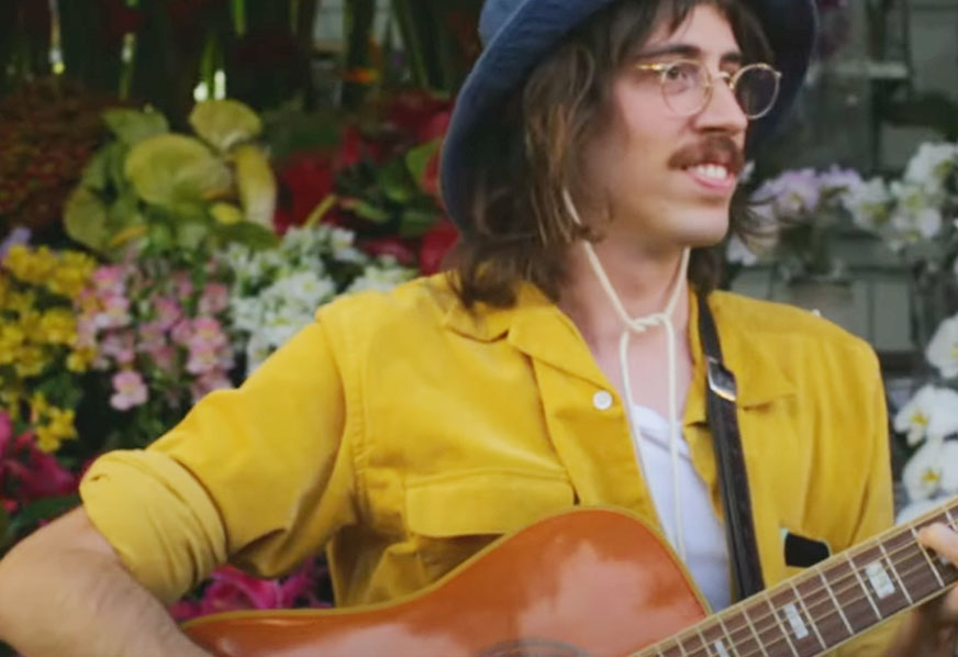 CENA – Tim Bernardes filma para o site francês “La Blogothèque” em meio às flores da Doutor Arnaldo