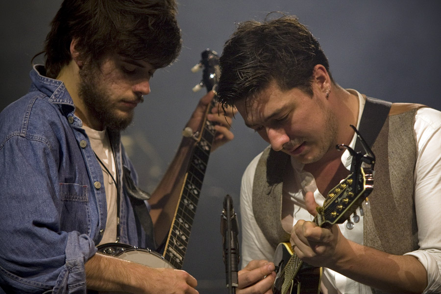 Mesmo em carreira solo, Marcus Mumford garante que o Mumford & Sons já planeja novo disco e turnê. O Winston Marshall volta?