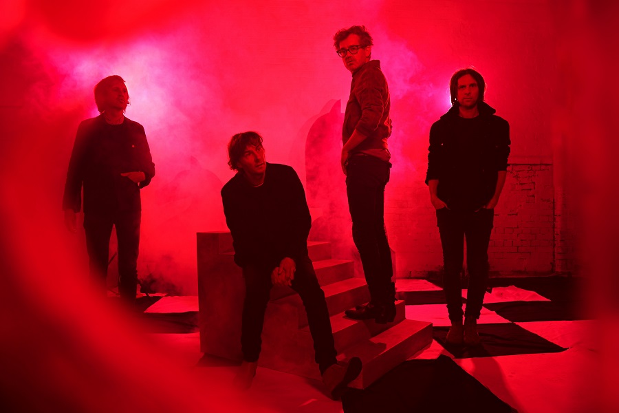 O indie invade o Palácio do Louvre. Tinha que ser o Phoenix…
